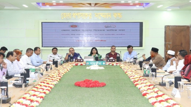 সাতক্ষীরায় জেলা আইন-শৃঙ্খলা বিষয়ক মাসিক সভা অনুষ্ঠ...